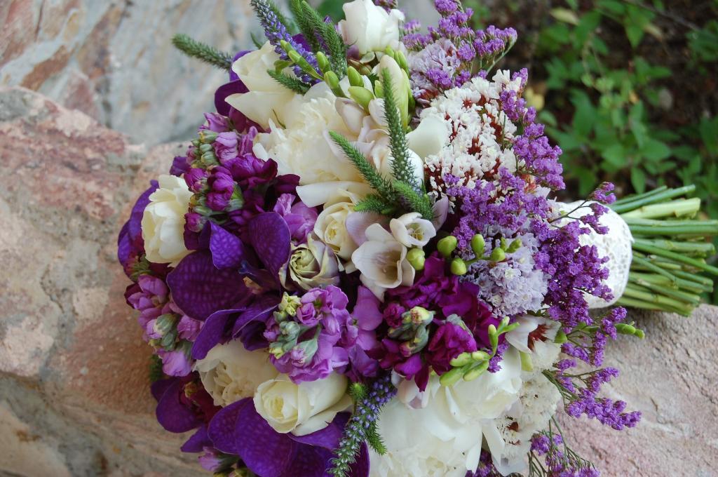 bride's bouquet in purple and white